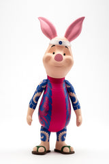 Tatpigg vinyl figure by Jee Sayalero, front view on white, pink pig with blue irezumi sleeves and geta, 23 cm